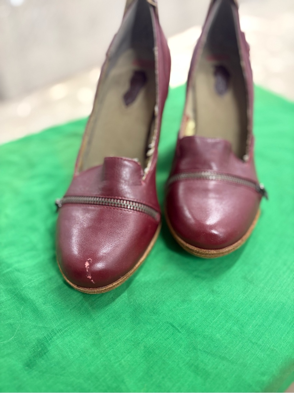 London Underground Burgundy Leather Round Toe Slip-On Pumps Zip Accent Women’s 9